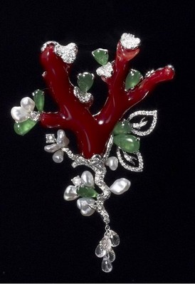 臺灣知名珠寶設(shè)計師曾郁雯 - 《一樹花開》古典優(yōu)雅結(jié)合珊瑚、翡翠、無核珠及透明剛玉之兩用針墜