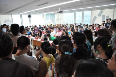 活動(dòng)現(xiàn)場(chǎng)擠滿了前來(lái)參會(huì)的家長(zhǎng)和學(xué)員