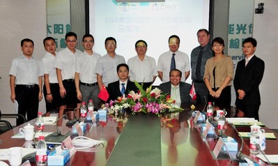 CSA 集團(tuán)與國家太陽能光伏產(chǎn)品質(zhì)量監(jiān)督檢驗(yàn)中心簽署光伏領(lǐng)域合作協(xié)議。前排左至右：國家光伏質(zhì)檢中心主任吳建國先生（圖左）CSA 集團(tuán)總裁兼首席執(zhí)行官 Ash Sahi 先生 （圖右）；后排：CSA 集團(tuán)與國家太陽能光伏產(chǎn)品質(zhì)量監(jiān)督檢驗(yàn)中心工作人員