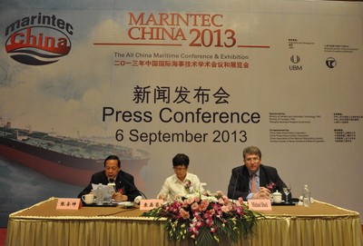 中國國際海事會展的第一次新聞發(fā)佈會
由左至右：張聖坤教授，袁嘉蓉女士及麥高德先生
