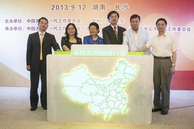 中國疾病預(yù)防與控制中心食品營養(yǎng)與安全研究所副所長、中國營養(yǎng)學(xué)會副理事長馬冠生，國務(wù)院婦兒工委辦公室副主任宋文珍，十屆全國人大常委會副委員長、中國關(guān)工委主任顧秀蓮，安利公益基金會主席顏志榮，中國關(guān)工委副主任武韜，教育部體藝衛(wèi)司副司長、巡視員廖文科共同啟動“春苗營養(yǎng)服務(wù)行動”(從左至右）