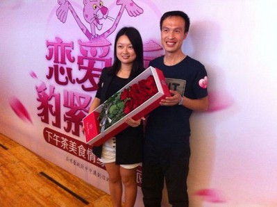 愛情如戀人手中的鮮花，在浪漫的季節(jié)綻放