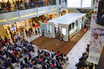 數(shù)百名單身男女齊聚沈陽商業(yè)城 “克拉女人，珍愛相擁”