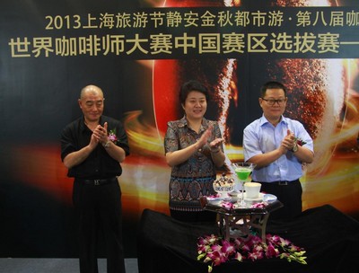 中間人物：上海市旅游局 副局長 程梅紅  左邊人物：上海梅龍鎮(zhèn)廣場有限公司 董事、副總經(jīng)理 陸宏慶  右邊人物：區(qū)人大副主任，區(qū)總工