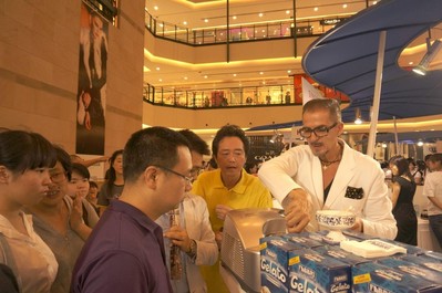 Nicola Fabbri from Fabbri為觀(guān)眾介紹意式手工冰激凌