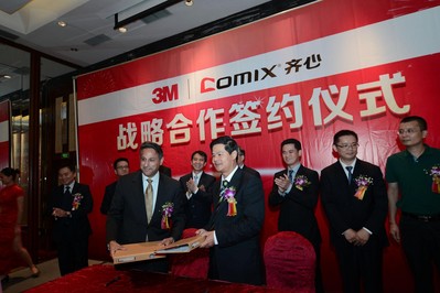  左：3M全球商業(yè)文儀產(chǎn)品業(yè)務(wù)部高級(jí)副總裁Jesse G.Singh、右：齊心文具股份有限公司董事長(zhǎng)陳欽鵬出席簽約儀式