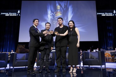 七匹狼創(chuàng)始人周少雄、賈樟柯導(dǎo)演、建筑設(shè)計(jì)師馬巖松、尊尼獲加品牌總監(jiān)符秀婷女士共同合影