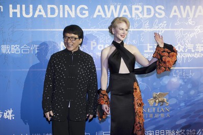 成龍（左）及妮歌.潔曼（右）與及其他約80位國(guó)際巨星出席10月7日首度在澳門(mén)威尼斯人舉行的「華鼎獎(jiǎng)」頒獎(jiǎng)典禮。此頒獎(jiǎng)典禮是金沙中國(guó)有限公司實(shí)踐其娛樂(lè)發(fā)展策略的最新力證，透過(guò)舉辦星光熠熠的世界級(jí)盛事，提升澳門(mén)作為頂級(jí)娛樂(lè)勝地在全球的知名度。