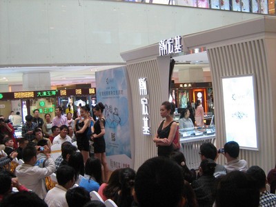 珍愛網攜手潮宏基克拉女人活動現(xiàn)場，氣質美女媲美克拉美鉆