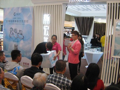 “克拉女人，珍愛網(wǎng)相擁”，參與活動的會員正在抽取克拉美鉆大獎