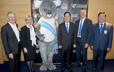 新南威爾士州副州長(zhǎng)安德魯-斯托納歡迎因中國(guó)南航開(kāi)通首條飛往澳大利亞的 A380 航線到訪悉尼的中國(guó)南航董事長(zhǎng)司獻(xiàn)民。