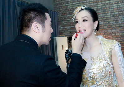 以自然堂親蜜亮彩唇膏筆蜜桃柔粉色打底，用蔓莓靚紅色疊加，唐毅為鐘麗緹打造女神唇妝