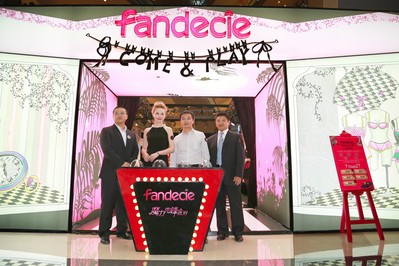 瑞麗當家名模 AYUKI與京基百納商業(yè)有限公司深圳KKMAL店總經理張志斐，安莉芳深圳事業(yè)部總監(jiān)戴峻松，安莉芳深圳辦事處經理周帥、共同為芬狄詩POP UP STORE藝術概念店開幕