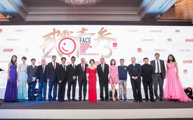 左起2012環(huán)球小姐、威華鞋業(yè)總經(jīng)理梁賀程、BBC國(guó)際執(zhí)行總經(jīng)理Lawrence Yang、紅森公司董事長(zhǎng)林智榮、達(dá)芙妮國(guó)際控股有限公司主席陳英杰、鞋柜“天使的足跡”公益形象代言人任賢齊、FACE主席Jim Issler、“中國(guó)美基金”代表靳羽西、“新華愛(ài)心教育基金會(huì)”理事長(zhǎng)張君達(dá)、“國(guó)立愛(ài)心基金”代表種丹妮、“愛(ài)的痕跡教育計(jì)劃”創(chuàng)辦人姜育恒、“中國(guó)殘疾人福利基金會(huì)”副理事長(zhǎng)邢建緒先生、“音樂(lè)之帆”創(chuàng)辦人柴亮、中國(guó)行動(dòng)計(jì)劃代表Mr. Andrew