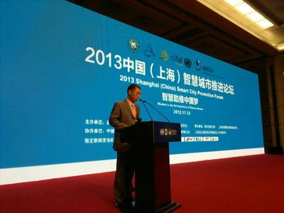 國家信息化專家咨詢委員會委員、中國互聯(lián)網(wǎng)協(xié)會副理事長高新民為獲獎城市頒獎