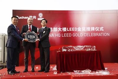 必維邢繼順博士（左）、歐尚Bruno MERCIER先生（中）、USGBC梁照明先生（右）共同出席授牌儀式