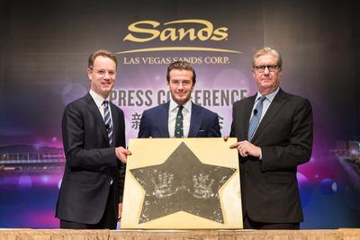 金沙中國有限公司及濱海灣金沙的管理層與全球風(fēng)雲(yún)人物<br />大衛(wèi).碧咸一同出席星期五於澳門威尼斯人舉行的新聞發(fā)佈會。<br />拉斯維加斯金沙集團與 Beckham Ventures 於該新聞發(fā)佈會上<br />宣佈成為亞洲合作伙伴。 <br />左至右：新加坡濱海灣金沙總裁兼首席執(zhí)行官喬志.騰、<br />大衛(wèi).碧咸、金沙中國有限公司總裁兼行政總裁愛德華.卓思 
