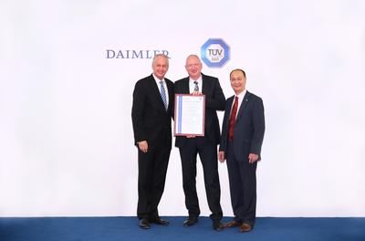 在負責戴姆勒大中華區(qū)業(yè)務的董事會成員唐仕凱先生(左)的見證下，TUV 南德意志大中華集團高級副總裁朱文才先生(右)為戴姆勒卡客車（中國）有限公司總裁兼首席執(zhí)行官羅伯特先生(中)頒發(fā)證書
