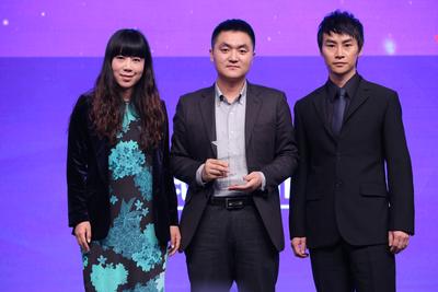 徐詩、陳虎為獲獎人程維頒獎（由聯(lián)合創(chuàng)始人吳睿代領）