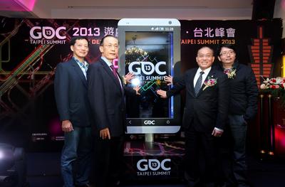 (由左至右)游戲產(chǎn)業(yè)振興會(huì)張厥猷會(huì)長(zhǎng)、國(guó)際貿(mào)易局王振福主任秘書(shū)、外貿(mào)協(xié)會(huì)黃文榮秘書(shū)長(zhǎng)、樂(lè)升科技 許金龍董事長(zhǎng)預(yù)?！?013游戲開(kāi)發(fā)者大會(huì)臺(tái)北峰會(huì)”圓滿(mǎn)順利