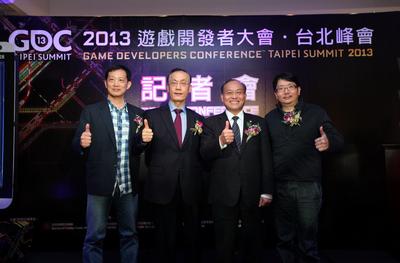 (由左至右)游戲產(chǎn)業(yè)振興會(huì)張厥猷會(huì)長(zhǎng)、國(guó)際貿(mào)易局王振福主任秘書、對(duì)外貿(mào)易發(fā)展協(xié)會(huì)黃文榮秘書長(zhǎng)、樂升科技許金龍董事長(zhǎng)共同啟動(dòng)“2013游戲開發(fā)者大會(huì)臺(tái)北峰會(huì)”展前記者會(huì)