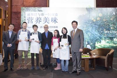 廣交會威斯汀酒店總經(jīng)理車炳新（左一）、知名美食家歐陽應霽（左四）與廣州海航威斯汀酒店總經(jīng)理鄭國良（右一）為獲獎媒體嘉賓頒獎