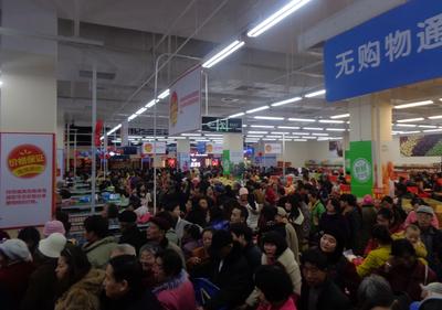 沃爾瑪云南昆明昌源中路店盛大開業(yè)，商場(chǎng)內(nèi)人頭涌涌，工作人員馬不停蹄