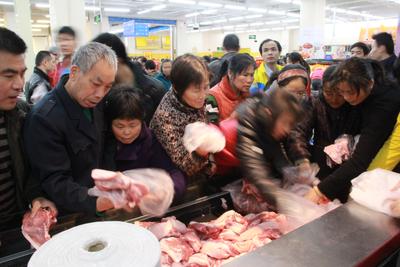 沃爾瑪深圳巒山谷新店開(kāi)業(yè)，附近小區(qū)的市民紛紛前來(lái)選購(gòu)品質(zhì)好、價(jià)格實(shí)惠的鮮食