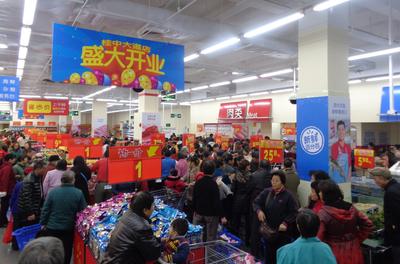 眾多市民在剛剛開業(yè)的沃爾瑪廣西來賓桂中大道店<br />搶購各種實惠商品