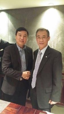 晶茂（中國）電影傳媒CEO兼搜狐暢游副總裁，暢游軟件事業(yè)部GM：劉潔（左）希杰希界維（上海）首席代表兼中國區(qū)總裁：韓廣熙（右）